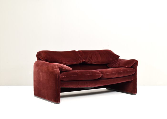 Maralunga sofa in striped Mohair velvet by Vico Magistretti for CASSINA - Italy, 1973 | #S12385 - Image 2